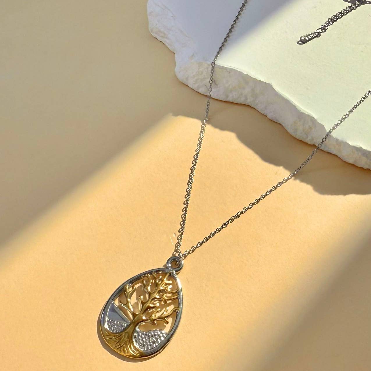 Collier acier inoxydable arbre de vie ovale bicolore