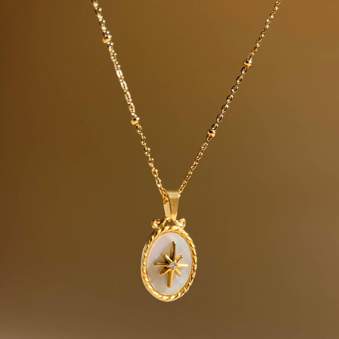 Collier en acier pendentif ovale nacre étoile strass